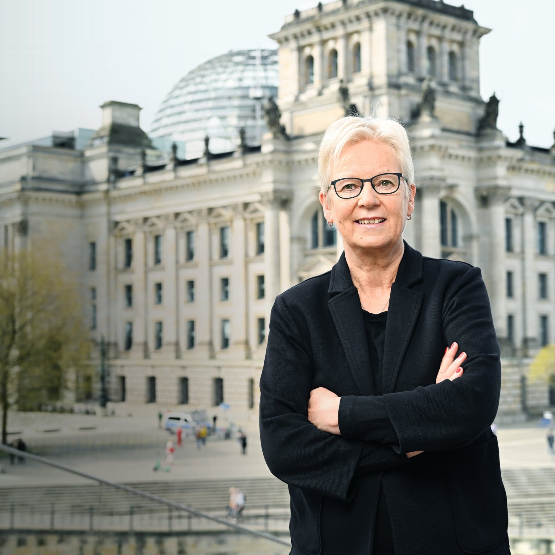 Maria Klein-Schmeink vor dem Reichstagsgebäude