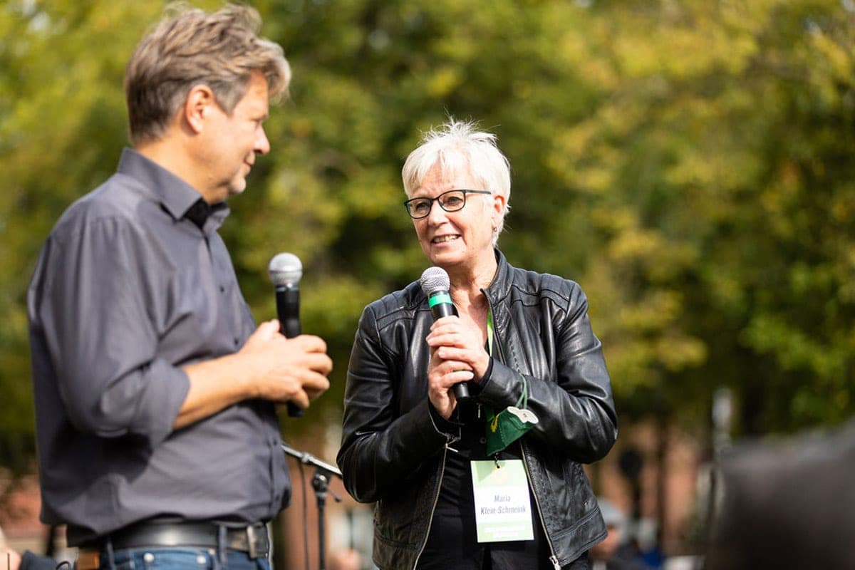 Maria Klein-Schmeink und Robert Habeck während einer öffentlichen Debatte mit Mikrophonen in der Hand