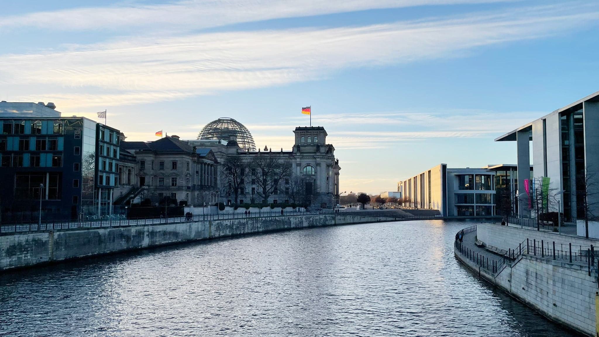 Blick auf dem Reichstag von der Spree bei Sonnenuntergang