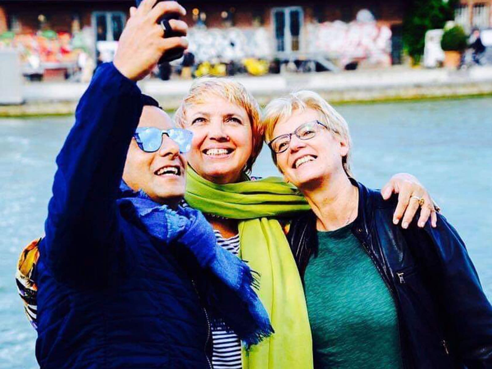 Maria Klein-Schmeink und Claudia Roth machen mit einer gemeinsamen Freundin ein Selfie