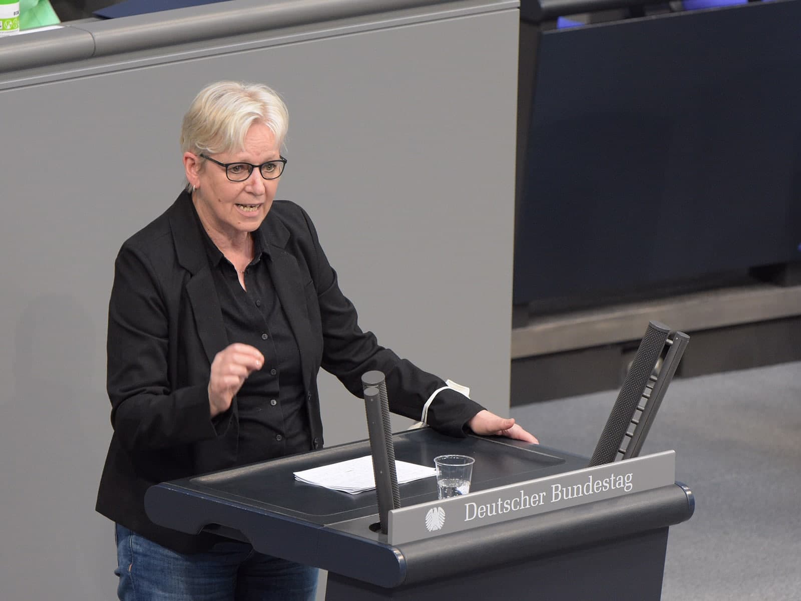 Maria Klein-Schmeink haelt eine Rede im Bundestag im schwarzen Anzug