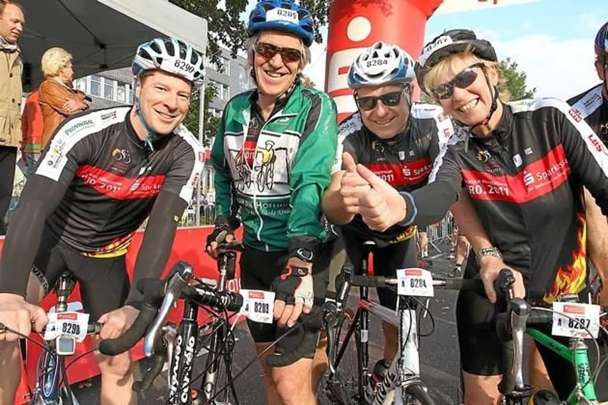 Maria Klein-Schmeink mit Team beim Radrennen mit Sonnenbrille und Helm