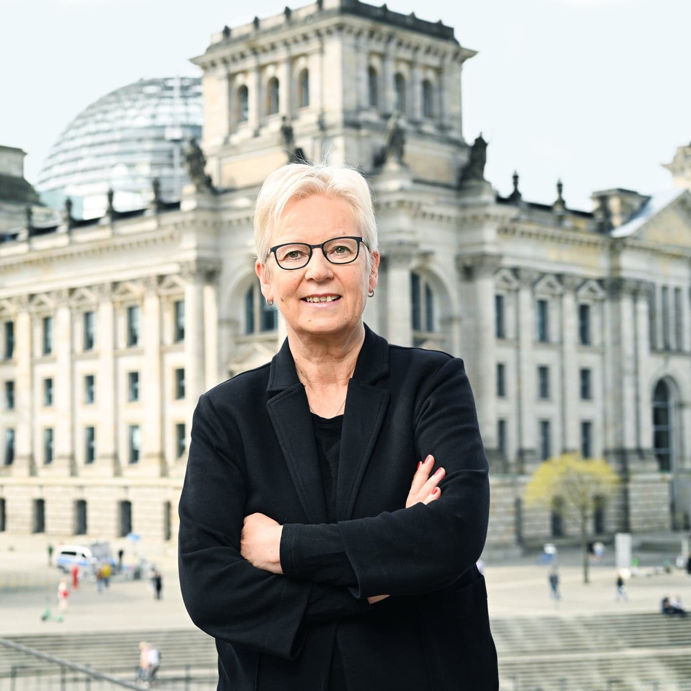 Maria Klein-Schmeink vor dem Reichstagsgebäude